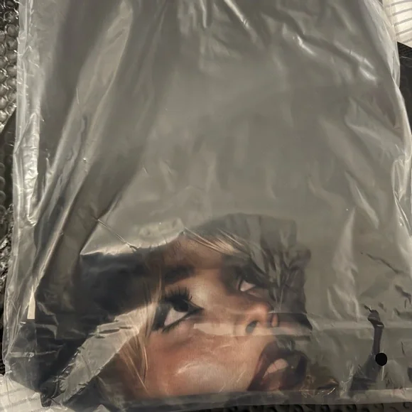 Sabrina Carpenter Oversized Shirt - Picture 2 of 3